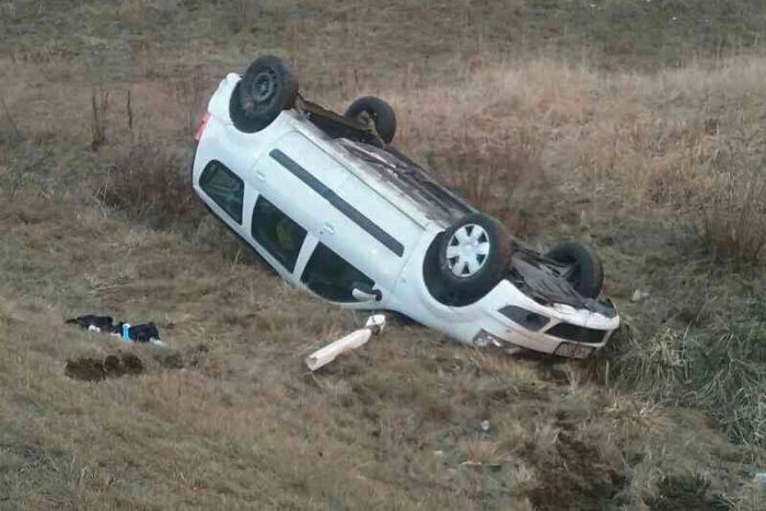 Ilustračný obrázok k článku Pri nehode na diaľnici D4 skončilo auto v poli, prevrátené na streche