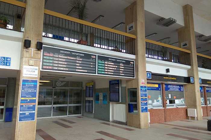 Ilustračný obrázok k článku Každé ráno cestujú za prácou a školou tisíce Zámčanov: Koľko z nich volí vlak?