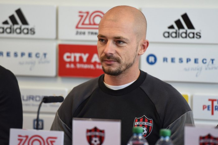 Ilustračný obrázok k článku Nestor El Maestro mieri do ďalšieho klubu: Asistovať mu bude jeho brat Nikon