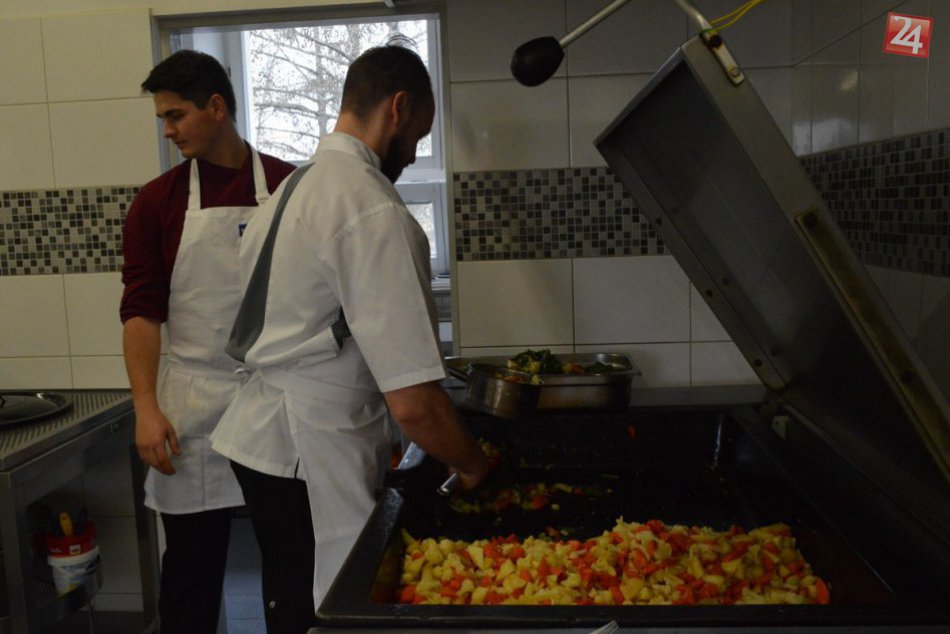 Ilustračný obrázok k článku Známy šéfkuchár v žilinskej jedálni: Aha, aké dobroty navaril pre deti! FOTO