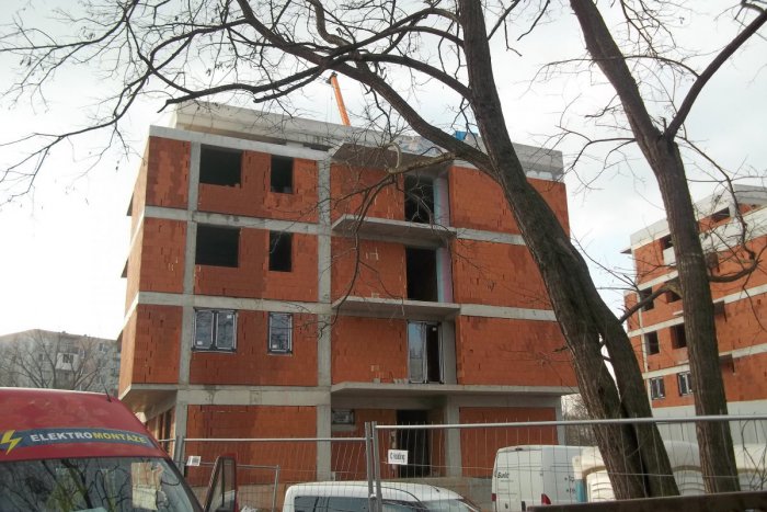 Ilustračný obrázok k článku FOTO: Budovanie mestských bytov pokročilo, pribudli už aj okná