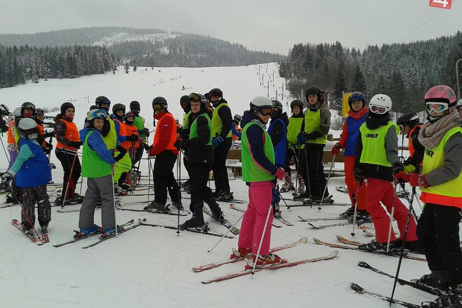 Ilustračný obrázok k článku FOTO: Školáci z Revúcej sa vybláznili na snehu. Lyžovať sa učili pod Kráľovou hoľou