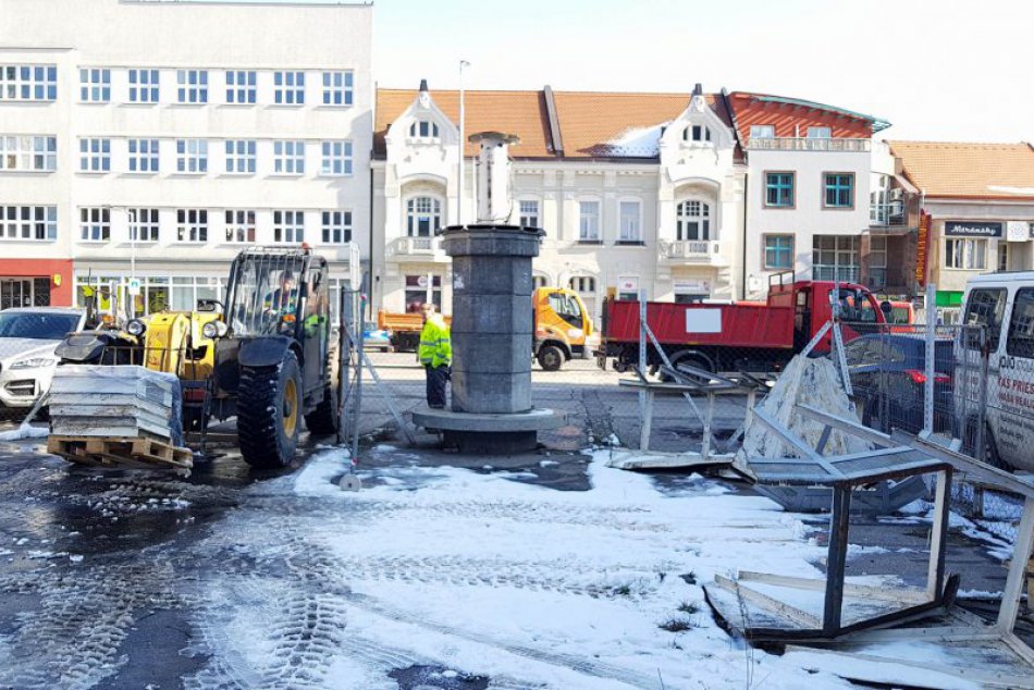 Ilustračný obrázok k článku AKTUÁLNE FOTO: Hodiny svetového času putujú do skladu, betónový podstavec zbúrajú