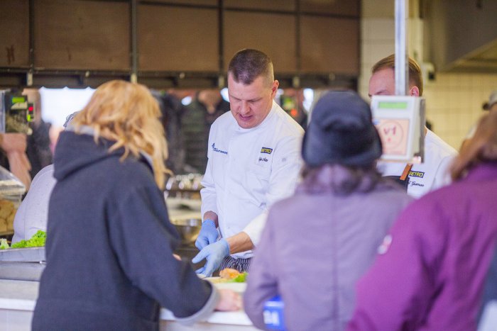 Ilustračný obrázok k článku Známy šéfkuchár vo zvolenskej jedálni: Aha, aké dobroty navaril pre študentov! FOTO