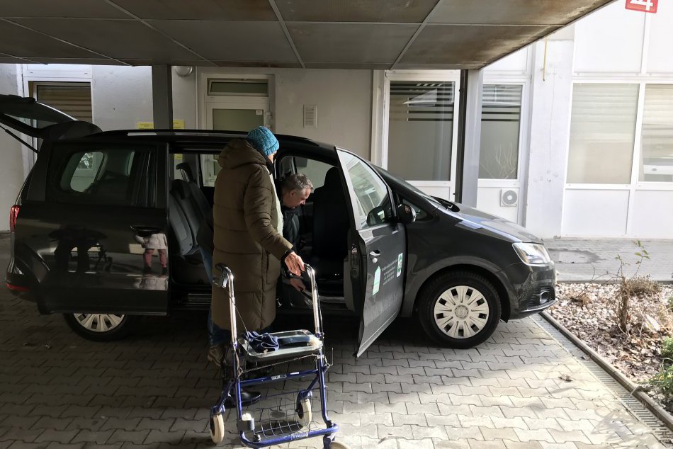 Ilustračný obrázok k článku Prepravná služba v Petržalke sa osvedčila: Má za sebou stovku výjazdov