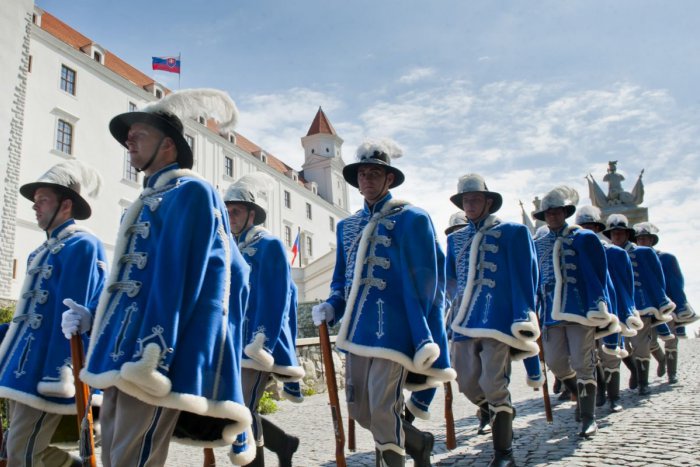 Ilustračný obrázok k článku Čestná stráž s novými historickými rovnošatami: Stáť budú vyše 64-tisíc eur