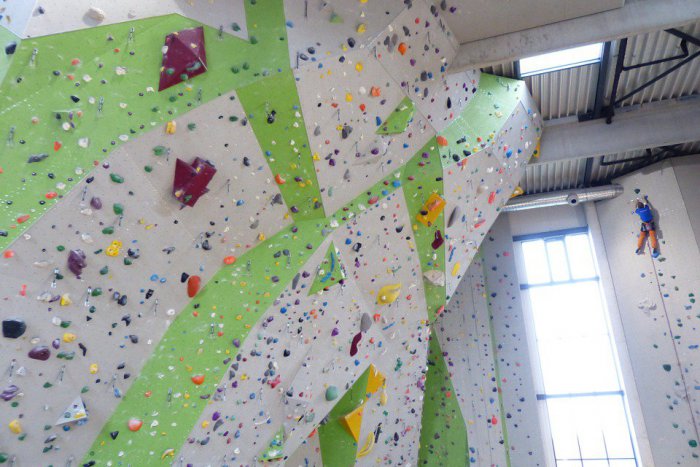 Ilustračný obrázok k článku Bratislavčanka bojuje o život po páde z lezeckej steny