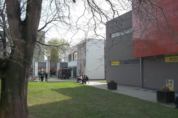 Ilustračný obrázok k článku Šalianska knižnica je už otvorená: Jej pracovníčky sa na vás tešia