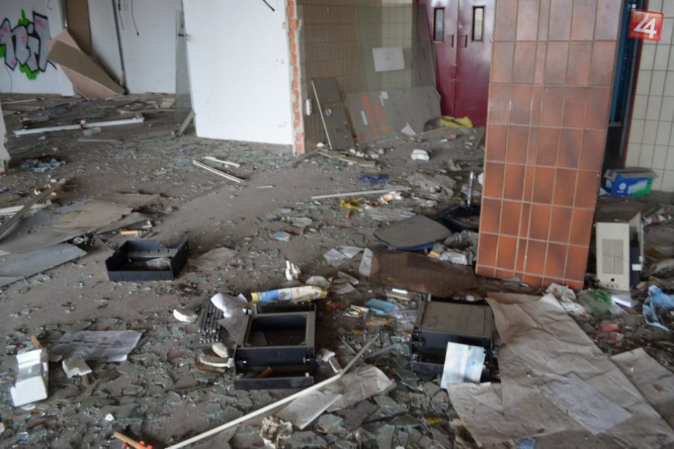 Ilustračný obrázok k článku Práce na nitrianskom Orbise sa začali: Z priestorov odvážajú tony odpadu, FOTO