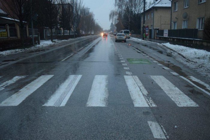 Ilustračný obrázok k článku V Trnave na priechode narazil vodič do ženy: Polícia prosí o pomoc