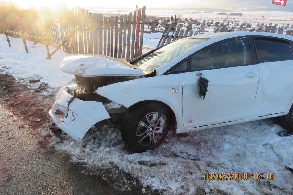 Ilustračný obrázok k článku Polícia obvinila Popradčana, ktorý opitý narazil autom do oplotenia cintorína