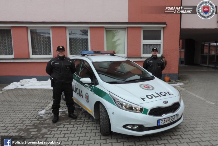 Ilustračný obrázok k článku Rajeckí policajti pomohli mužovi, ten nezostal ticho: Nechal im takýto odkaz