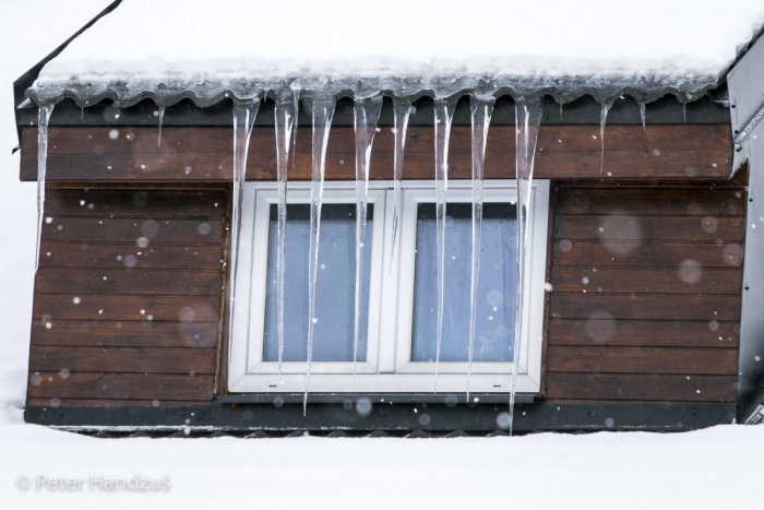 Ilustračný obrázok k článku Pozor na ľad padajúci zo striech. Cencúle môžno musíte odstrániť práve vy!