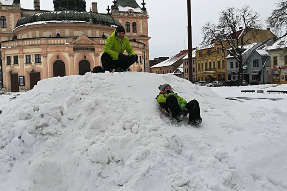 Ilustračný obrázok k článku Novinka pre prázdninujúce deti v Spišskej: Sánkovanie priamo v centre mesta!
