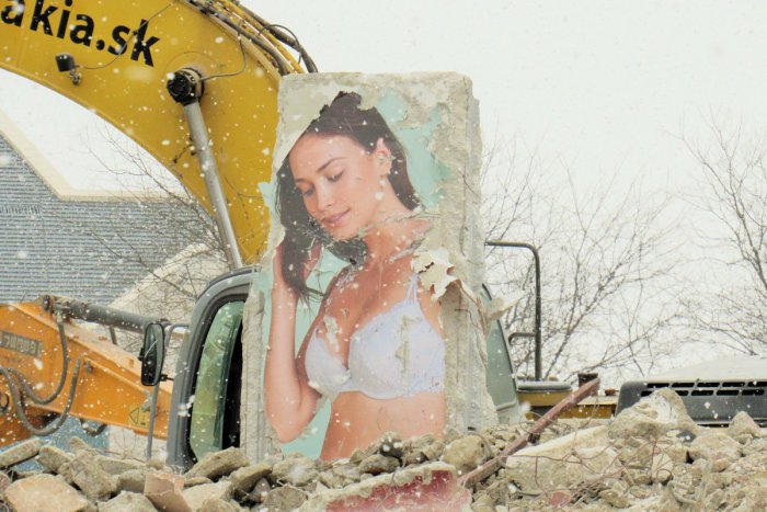 Ilustračný obrázok k článku Vtipná momentka z búrania Tesca v Prešove: Tento výjav pritiahol oči mnohých chlapov :)