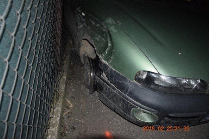 Ilustračný obrázok k článku Mišo (23) z dediny pri Trenčíne si poriadne zavaril: Fiatom zrámoval audinu, to však nebolo všetko! FOTO