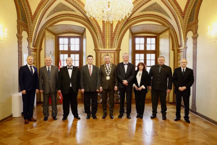 Ilustračný obrázok k článku V Bystrici sa udeľovali významné ocenenia. Dočkali sa folkloristi aj futbalový tréner