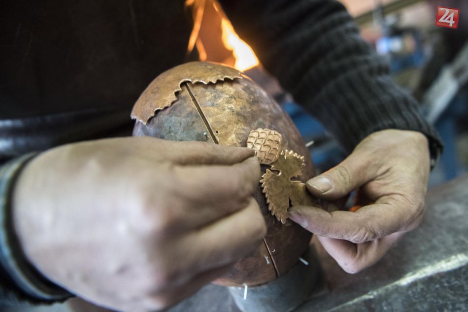 Ilustračný obrázok k článku KURIOZITA DŇA: Umelecký kováč zo Slovenska tvorí pre pápeža veľkonočný dar