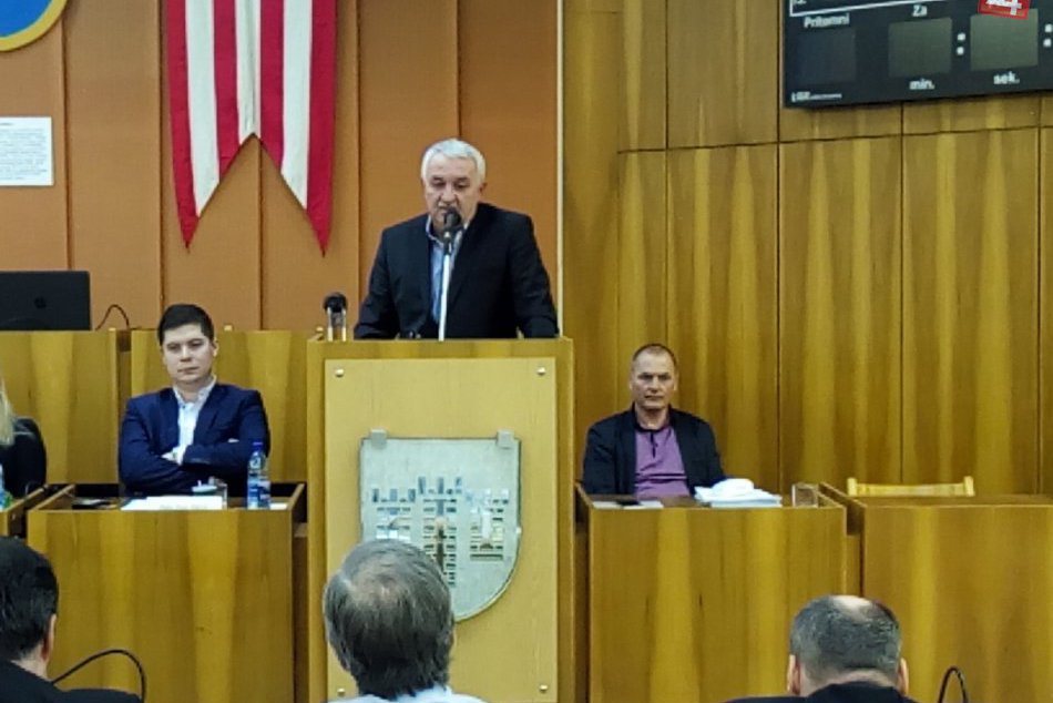 Ilustračný obrázok k článku Horúce chvíle v považskobystrickom parlamente: Hádka o odmenu pre kontrolóra! VIDEO