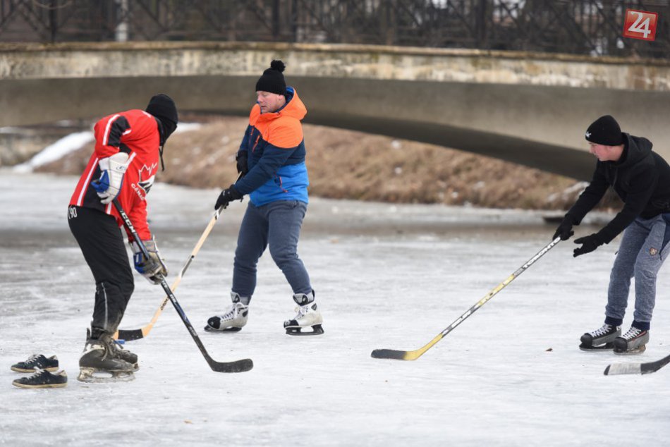 Ilustračný obrázok k článku Chcete si parádne zakorčuľovať? Prírodné jazierko v Krupej s krásnymi scenériami