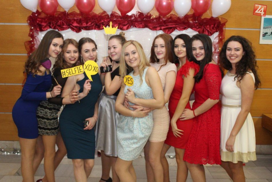 Ilustračný obrázok k článku Presná STOVKA fotiek: Pozrite si priebeh študentského plesu 2018