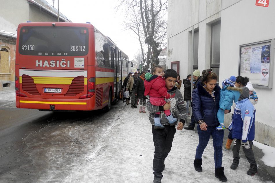 Ilustračný obrázok k článku Žiaci potrebujú od pondelka školu na učenie. Rómov presťahovali do Kina Máj