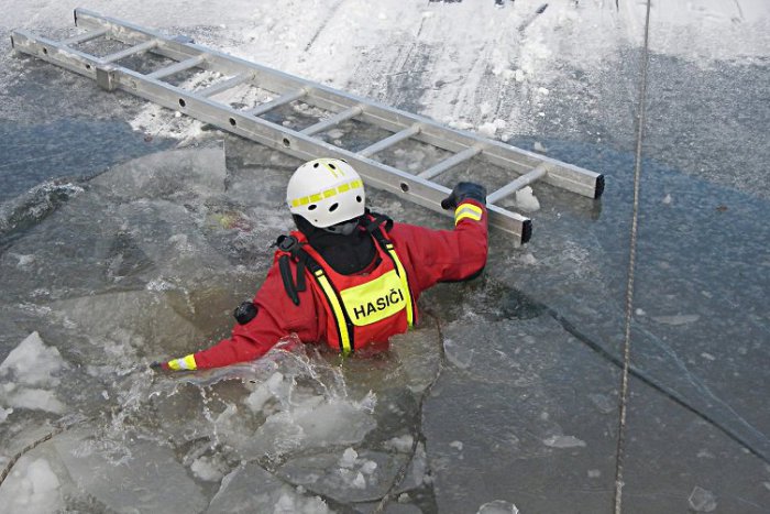 Ilustračný obrázok k článku Podnikateľ († 34) z okresu Brezno sa utopil pod ľadom jazera