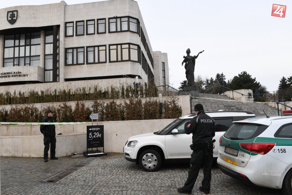 Ilustračný obrázok k článku V parlamente nahlásili bombu! Polícia budovu uzavrela