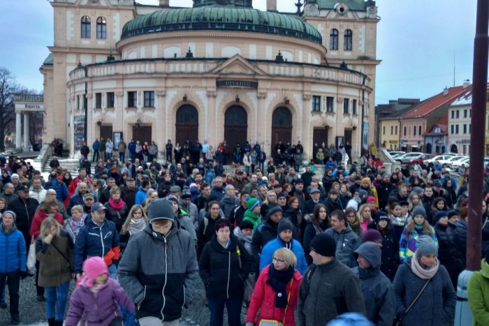 Ilustračný obrázok k článku Veľké zhromaždenie neobišlo ani naše mesto: Pred Redutu prišli stovky Novovešťanov, FOTO
