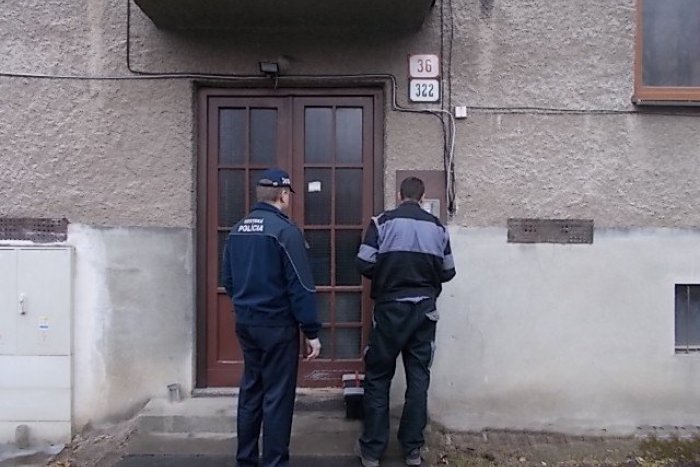 Ilustračný obrázok k článku Praktický dar mesta: Stovkám seniorom v Rožňave montovali na dvere retiazky, FOTO