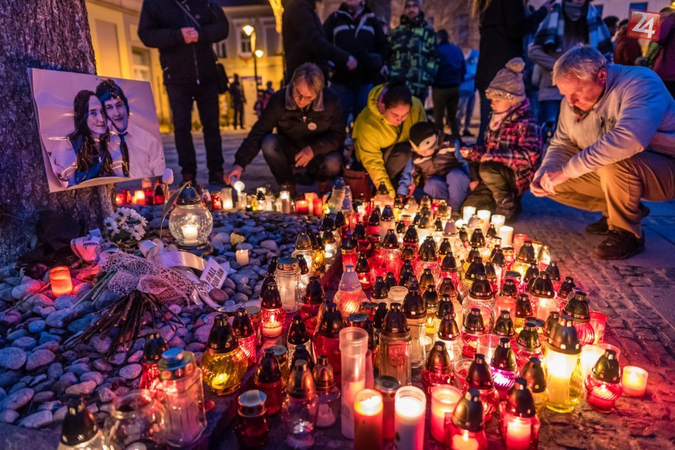 Ilustračný obrázok k článku Spomienka na Jána a Martinu: Ľudia sa opäť zídu na mikulášskom námestí