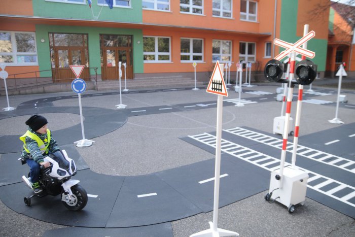 Ilustračný obrázok k článku Deti z Tešedíkova dostanú nové ihrisko: Budú mať aj dopravné značky