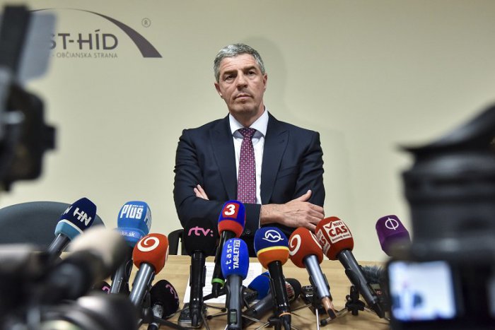 Ilustračný obrázok k článku Most-Híd chce predčasné parlamentné voľby, bude rokovať s národniarmi