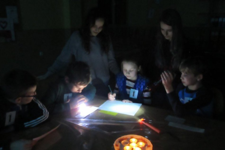 Ilustračný obrázok k článku Strašidlá aj hrdinovia s baterkami. Revúcki školáci sa ocitli v rozprávkovej krajine