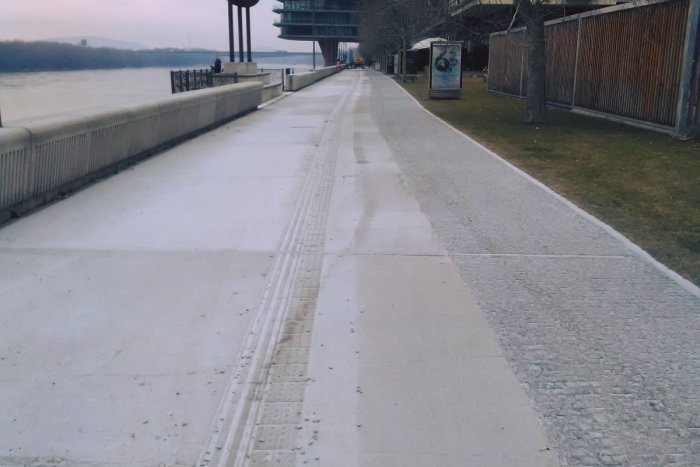 Ilustračný obrázok k článku Cyklokoalícia upozorňuje, že developer zlikvidoval cyklotrasu na Dunajskej promenáde
