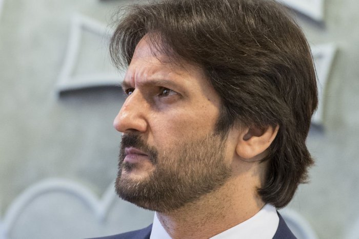 Ilustračný obrázok k článku Prezident zatiaľ nemá Kaliňákov abdikačný list: Ten sa v stredu lúčil na vláde