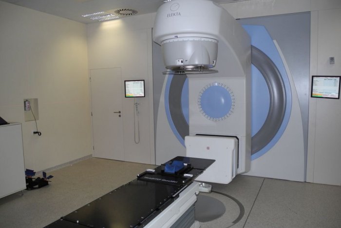 Ilustračný obrázok k článku Ministerstvo bude centrálne obstarávať lineárne urýchľovače za desiatky miliónov eur