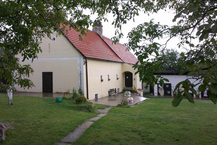 Ilustračný obrázok k článku Schaubmarov mlyn v Pezinku mal v lete dvoch rezidentov, výsledkom je výstava