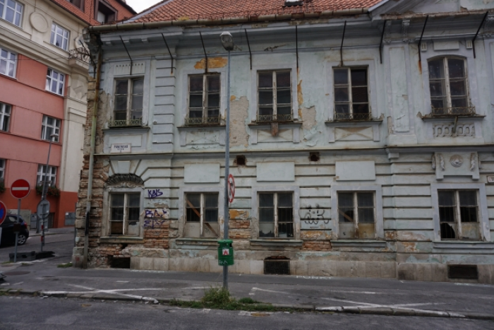 Ilustračný obrázok k článku Ako prispieť k skrášleniu domov v Starom Meste? Starosta R. Števčík má riešenie