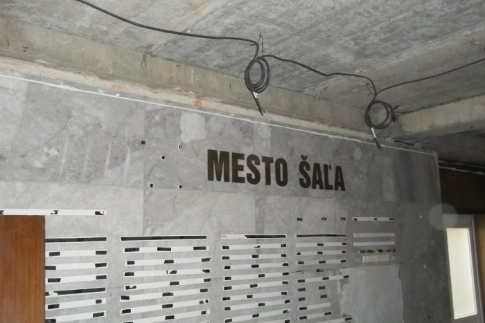 Ilustračný obrázok k článku FOTO, Šaliansky úrad je na nepoznanie, vnútri už zúria zbíjačky