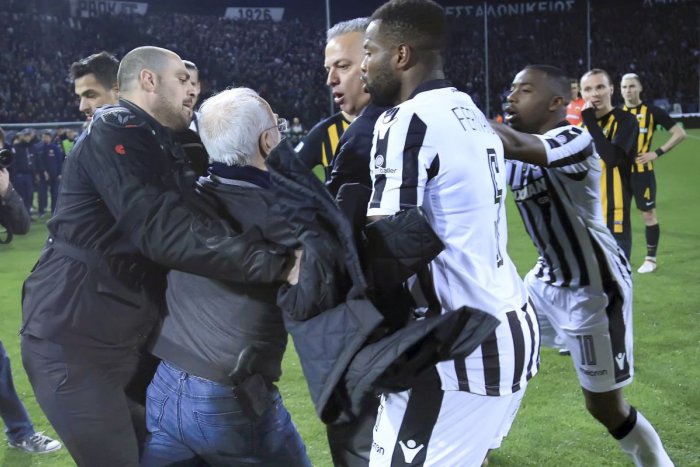 Ilustračný obrázok k článku Násilie na gréckych štadiónoch narastá: FIFA pohrozila krajine vylúčením