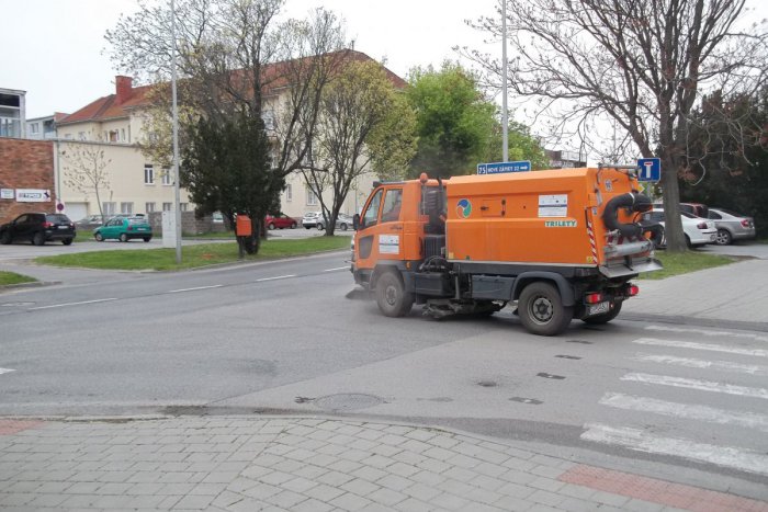 Ilustračný obrázok k článku Jar vstupuje do šalianskych ulíc: Mesto začalo s upratovaním
