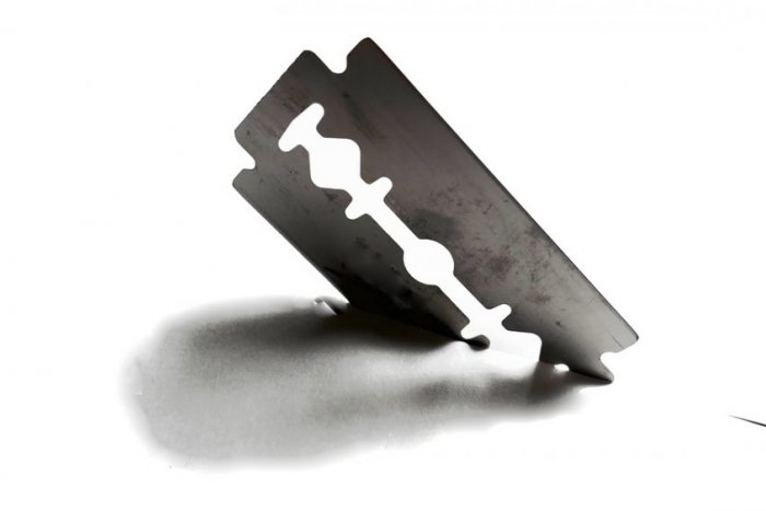 Ilustračný obrázok k článku Polícia si posvietila na ďalší hoax: Dáva niekto žiletky na kľučky áut?