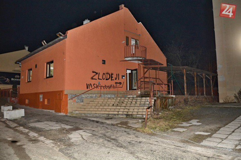 Ilustračný obrázok k článku Vedenie Smeru reaguje na požiar ich budovy v Žiline: Násilie nie je riešenie