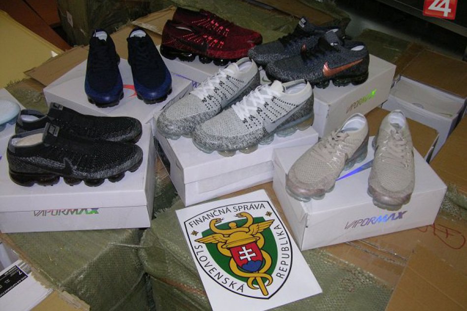 Ilustračný obrázok k článku Úlovok trnavských colníkov: 360 párov falošných tenisiek za desaťtisíce eur