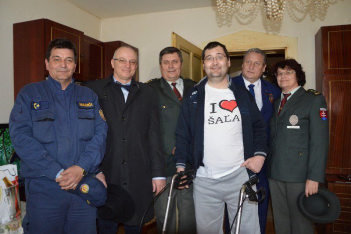 Ilustračný obrázok k článku Daniela navštívili zástupcovia mesta: Bývalému hasičovi usporiadajú koncert