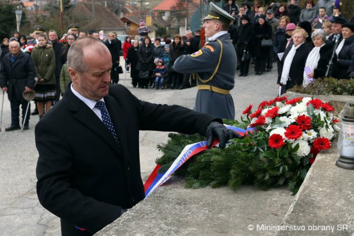 Ilustračný obrázok k článku Pripomenuli si vypálenie obce Skýcov: Slávnosti sa zúčastnil aj minister obrany