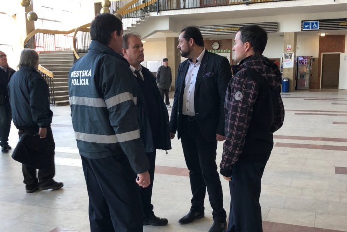 Ilustračný obrázok k článku Problémy na železničnej stanici v Zámkoch: Na poriadok má už dohliadať polícia