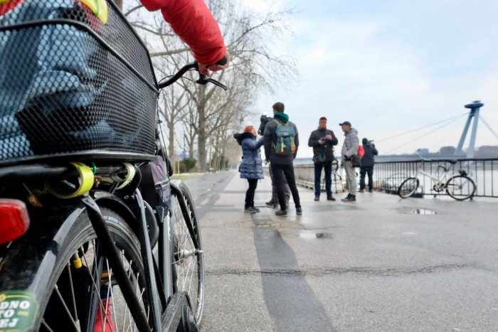 Ilustračný obrázok k článku Nesrovnal chce na nábreží zónu zmiešaného pohybu. Dúbravka a Karlova Ves sú proti