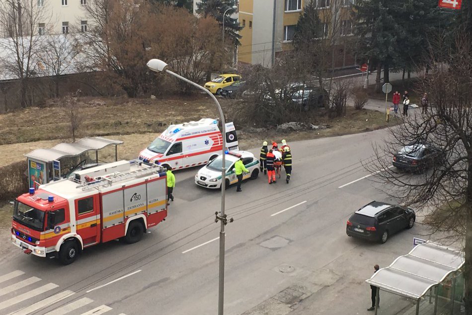 Ilustračný obrázok k článku FOTO z miesta nehody na Partizánskej ceste. Auto skončilo v autobusovej zastávke